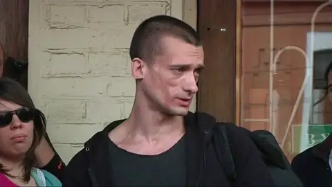 artista ruso Piotr Pavlenski y a su novia por la divulgación del víde artista ruso Piotr Pavlenski y a su novia por la divulgación del víde
