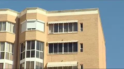 Una mujer de 90 años se precipita desde un séptimo piso en Alicante y los toldos del edificio la salvan Una mujer de 90 años se precipita desde un séptimo piso en Alicante y los toldos del edificio la salvan