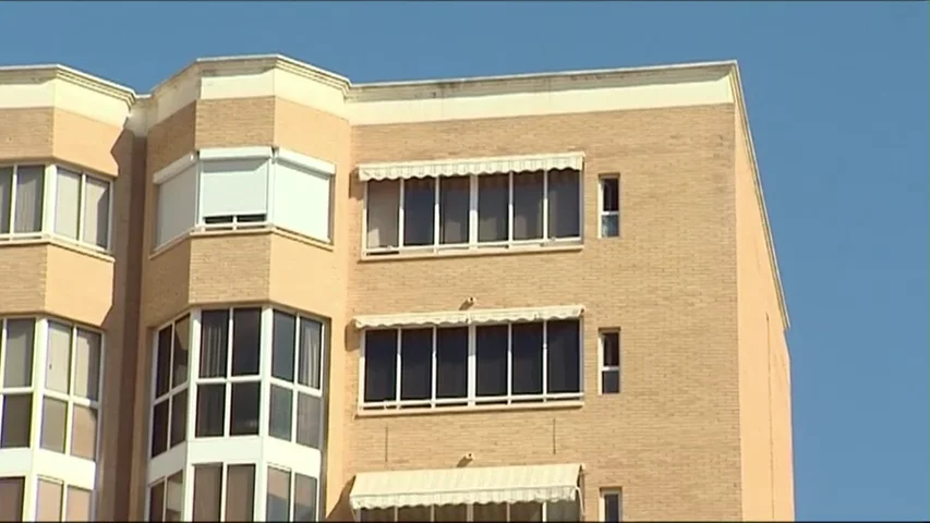 Una mujer de 90 años se precipita desde un séptimo piso en Alicante y los toldos del edificio la salvan Una mujer de 90 años se precipita desde un séptimo piso en Alicante y los toldos del edificio la salvan