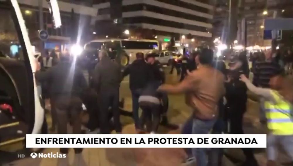 La Policía atropella accidentalmente a un manifestantes de Granada y varias personas se enfrentan a los agentes