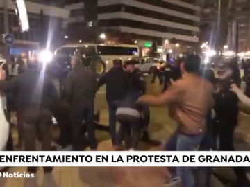 La Policía atropella accidentalmente a un manifestantes de Granada y varias personas se enfrentan a los agentes