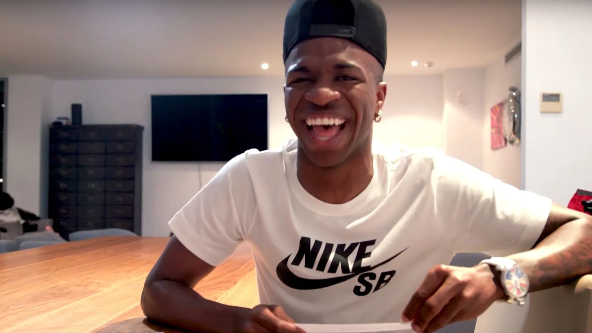 Vinicius respondiendo preguntas en su canal de Youtube Vinicius respondiendo preguntas en su canal de Youtube