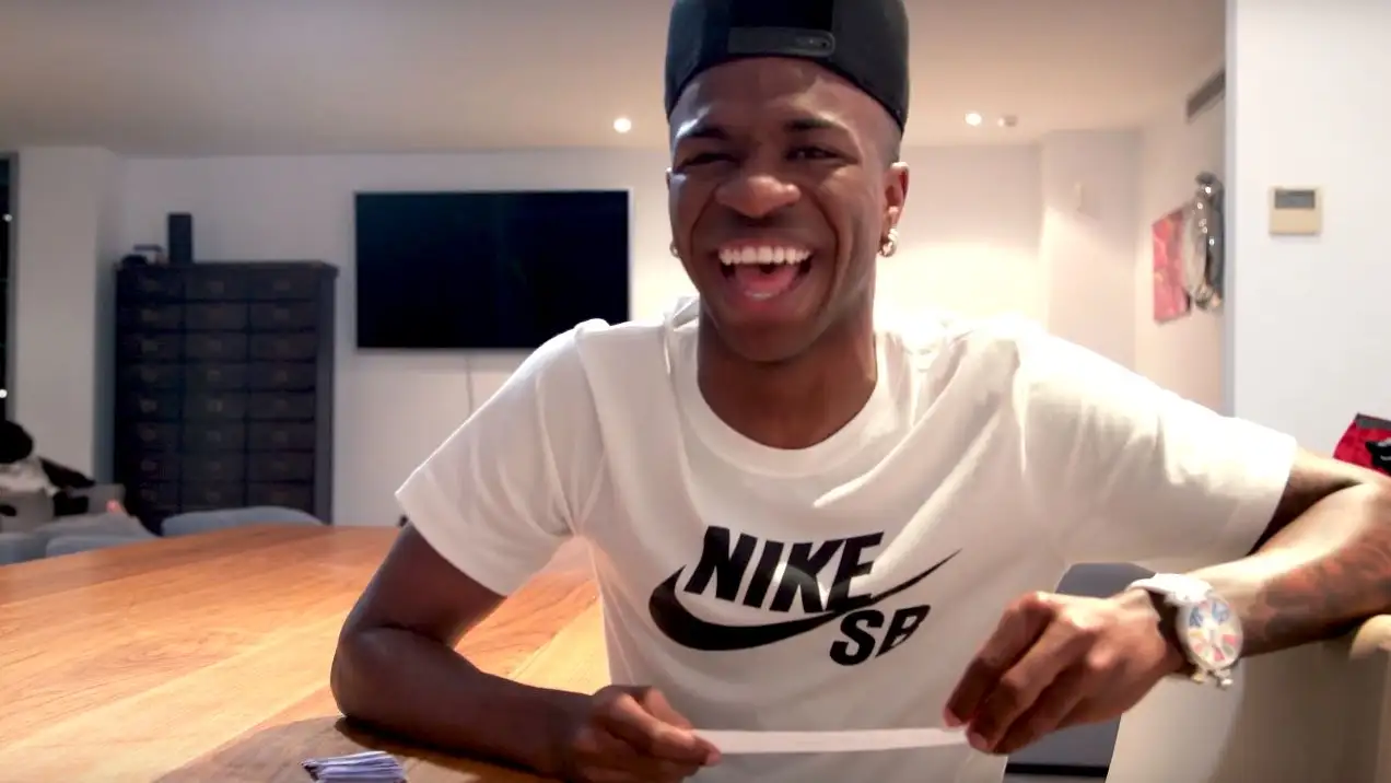 Vinicius respondiendo preguntas en su canal de Youtube Vinicius respondiendo preguntas en su canal de Youtube
