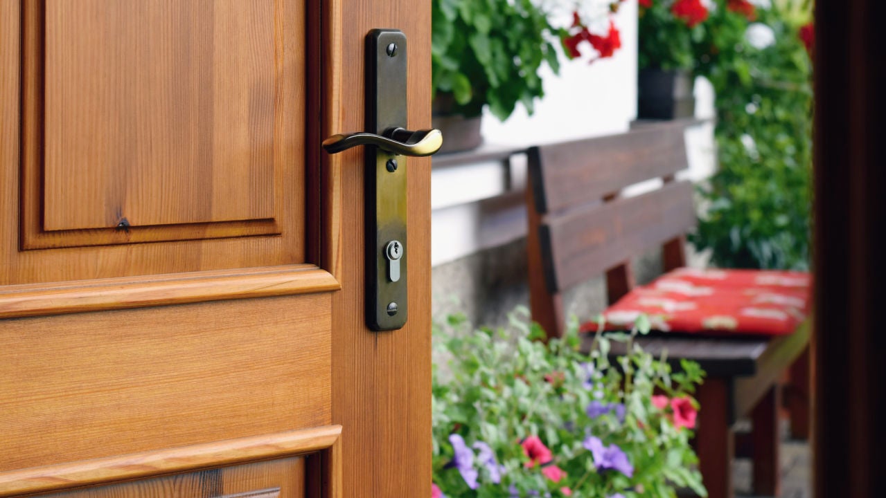 Cómo limpiar las puertas de madera correctamente