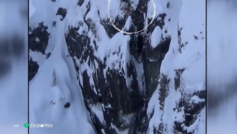 El terrorífico momento en que un snowboarder queda suspendido al vacío en un acantilado