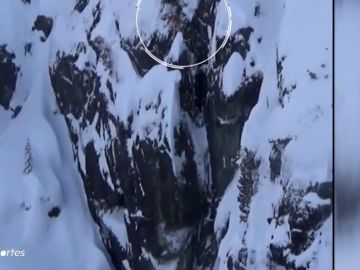 El terrorífico momento en que un snowboarder queda suspendido al vacío en un acantilado