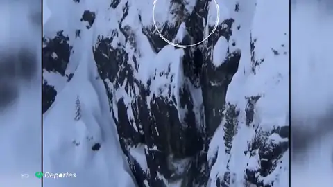 El terrorífico momento en que un snowboarder queda suspendido al vacío en un acantilado El terrorífico momento en que un snowboarder queda suspendido al vacío en un acantilado