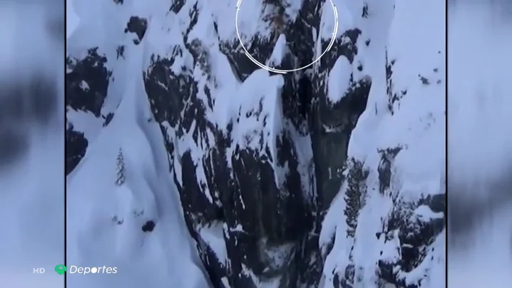 El terrorífico momento en que un snowboarder queda suspendido al vacío en un acantilado El terrorífico momento en que un snowboarder queda suspendido al vacío en un acantilado