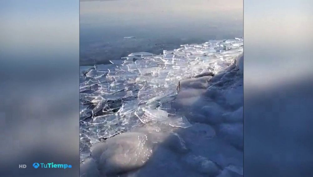 Una corriente de hielo a -23 grados deja miles de trozos de hielo en el Lago Superior de Minnesota