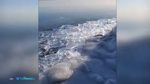 Una corriente de hielo a -23 grados deja miles de trozos de hielo en el Lago Superior de Minnesota Una corriente de hielo a -23 grados deja miles de trozos de hielo en el Lago Superior de Minnesota