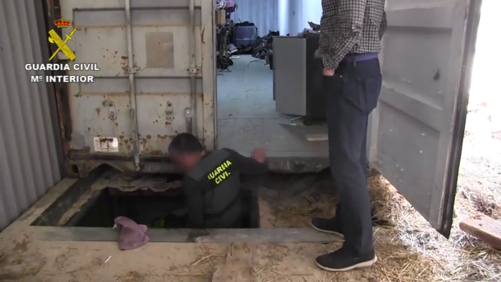 Así es la fábrica subterránea de tabaco encontrada bajo una cuadra de caballos en Málaga
