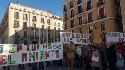 Amenazados por el amianto en el barrio madrileño de Orcasitas Amenazados por el amianto en el barrio madrileño de Orcasitas
