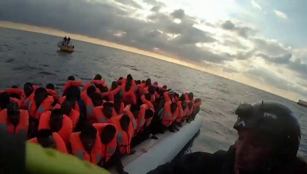 El 'Ocean Viking' lleva a bordo a más de 270 migrantes después de tres rescates