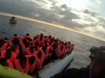 El 'Ocean Viking' lleva a bordo a más de 270 migrantes después de tres rescates El 'Ocean Viking' lleva a bordo a más de 270 migrantes después de tres rescates