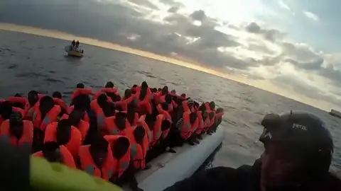 El 'Ocean Viking' lleva a bordo a más de 270 migrantes después de tres rescates El 'Ocean Viking' lleva a bordo a más de 270 migrantes después de tres rescates