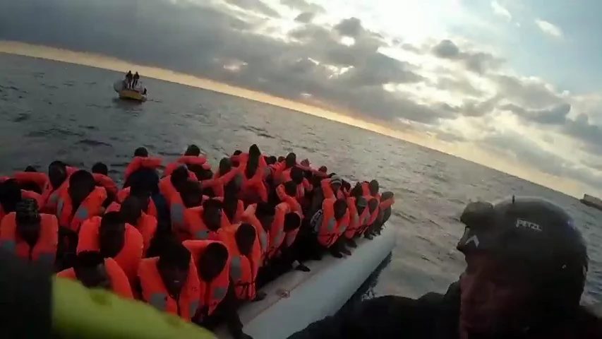 El 'Ocean Viking' lleva a bordo a m&aacute;s de 270 migrantes despu&eacute;s de tres rescates
