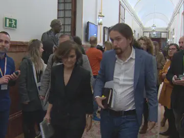 Carmen Calvo y Pablo Iglesias salen juntos del hemiciclo Carmen Calvo y Pablo Iglesias salen juntos del hemiciclo