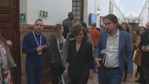 Carmen Calvo y Pablo Iglesias salen juntos del hemiciclo Carmen Calvo y Pablo Iglesias salen juntos del hemiciclo