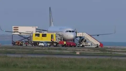 Avión en el aeropuerto de Alicante Avión en el aeropuerto de Alicante