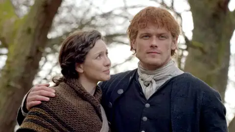 Sam Heughan y Caitriona Balfe como Jamie Fraser y Claire en 'Outlander' Sam Heughan y Caitriona Balfe como Jamie Fraser y Claire en 'Outlander'
