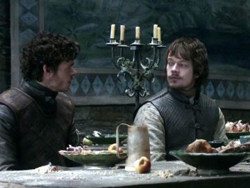 Alfie Allen y Richard Madden como Theon Greyjoy y Robb Stark en 'Juego de Tronos'