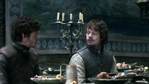Alfie Allen y Richard Madden como Theon Greyjoy y Robb Stark en 'Juego de Tronos' Alfie Allen y Richard Madden como Theon Greyjoy y Robb Stark en 'Juego de Tronos'