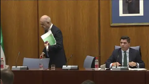 La fiscalía denuncia a Manuel Chaves por negarse a declarar en una comisión de investigación La fiscalía denuncia a Manuel Chaves por negarse a declarar en una comisión de investigación