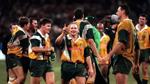 Dan Crowley celebra una victoria con la selección australiana de rugby Dan Crowley celebra una victoria con la selección australiana de rugby