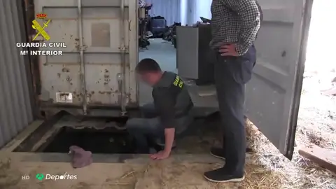 Un guardia civil corre varios kilómetros detrás de una furgoneta para desmantelar la primera fábrica clandestina de tabaco en Europa Un guardia civil corre varios kilómetros detrás de una furgoneta para desmantelar la primera fábrica clandestina de tabaco en Europa
