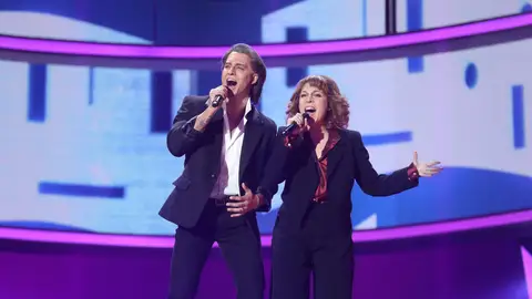 Jorge González y Gisela brillan como Bill Medley y Jennifer Warnes en ‘(I’ve had) The time of my life’ Jorge González y Gisela brillan como Bill Medley y Jennifer Warnes en ‘(I’ve had) The time of my life’