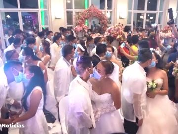 Boda multitudinaria con mascarillas en Filipinas por miedo al coronavirus