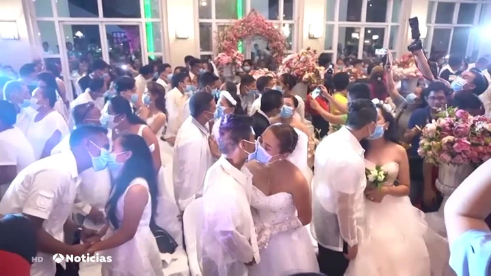 Boda multitudinaria con mascarillas en Filipinas por miedo al coronavirus
