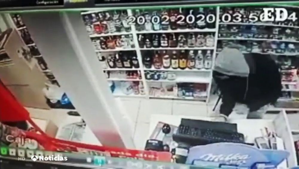 Amenazan con cuchillos al empleado de un supermercado en Tenerife