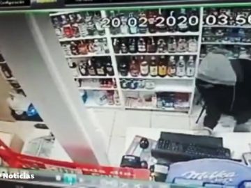 Amenazan con cuchillos al empleado de un supermercado en Tenerife