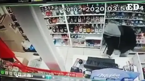 Amenazan con cuchillos al empleado de un supermercado en Tenerife Amenazan con cuchillos al empleado de un supermercado en Tenerife