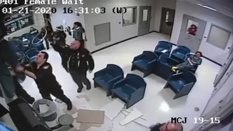 La hilarante fuga de una presa en Estados Unidos: termina despalmándose La hilarante fuga de una presa en Estados Unidos: termina despalmándose