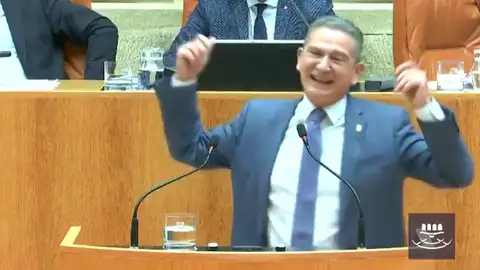 Celso González, el consejero riojano de Hacienda que no puede controlar su risa: "Soy muy sonriente" Celso González, el consejero riojano de Hacienda que no puede controlar su risa: "Soy muy sonriente"