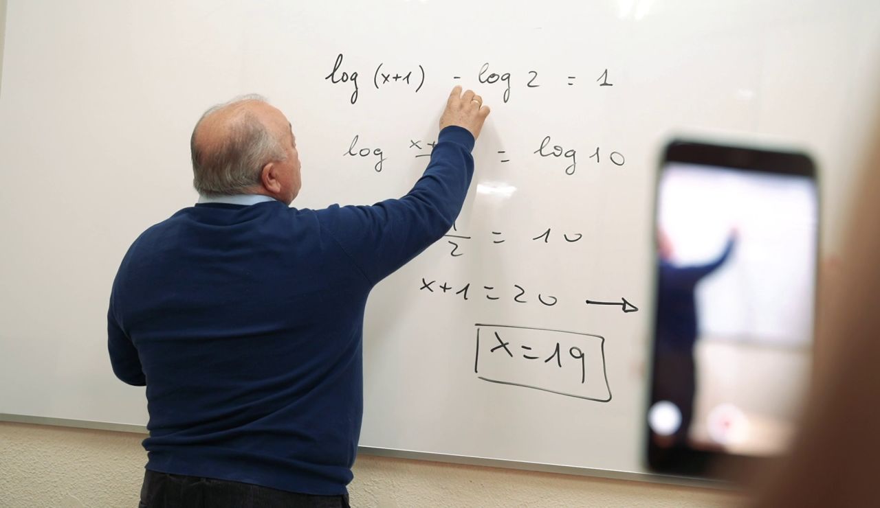 Carlos Maxi, el profesor de matemáticas que arrasa en Tik Tok