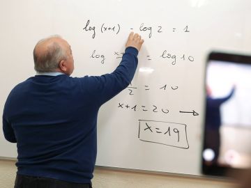 Carlos Maxi, el profesor de matemáticas que arrasa en Tik Tok