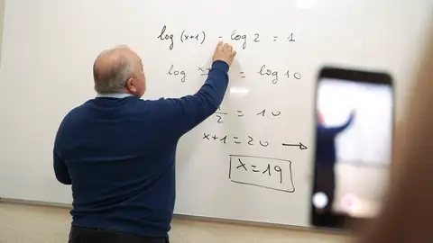 Carlos Maxi, el profesor de matemáticas que arrasa en Tik Tok El buen uso de las redes sociales