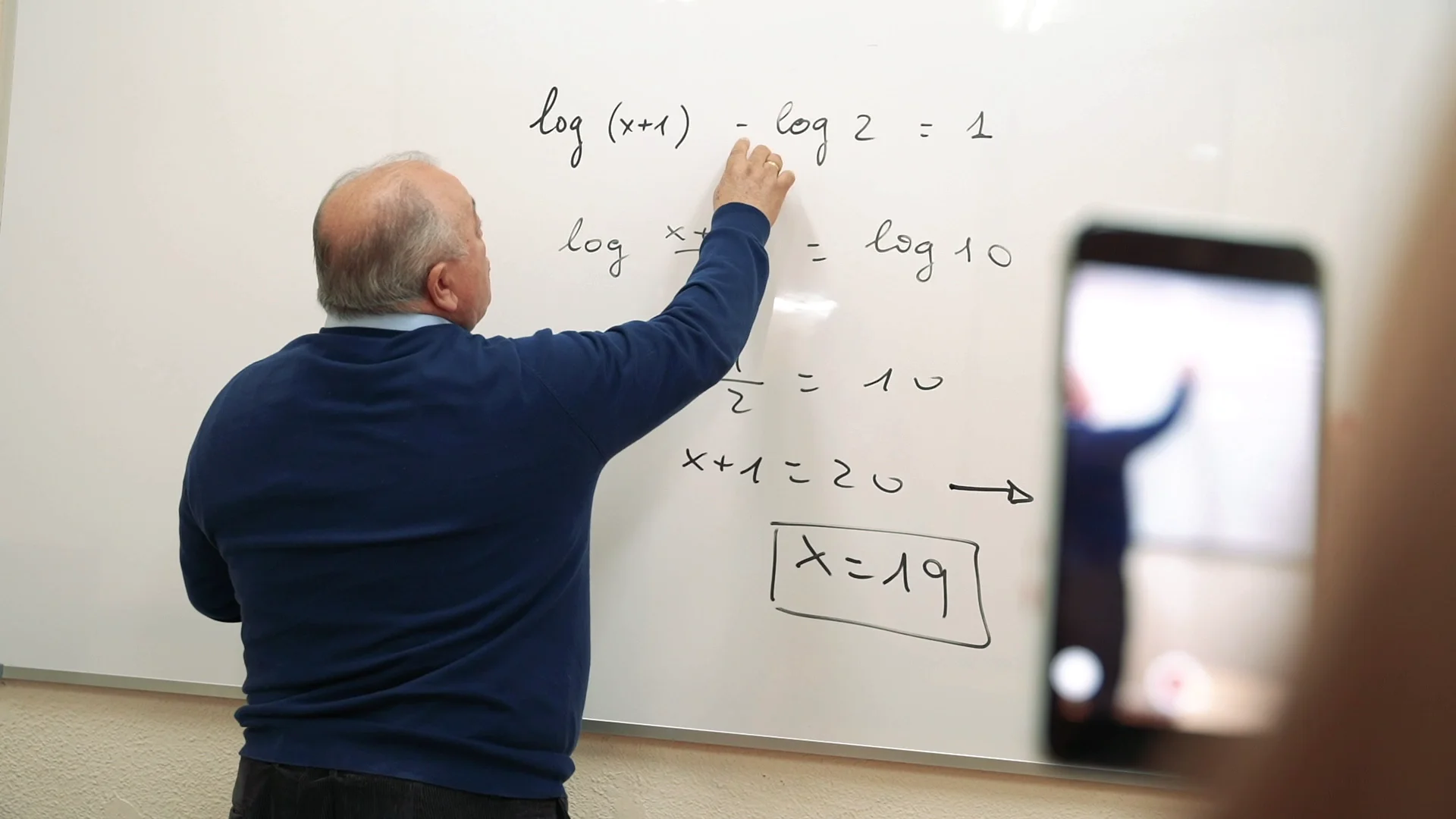 Carlos Maxi, el profesor de matemáticas que arrasa en Tik Tok El buen uso de las redes sociales
