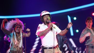 El Monaguillo revoluciona el plató al convertirse en un auténtico ‘Macho man’ como Village People