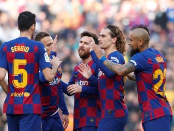 Los jugadores del Barça celebran un gol de Messi