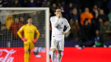 Modric se lamenta tras el gol del Levante