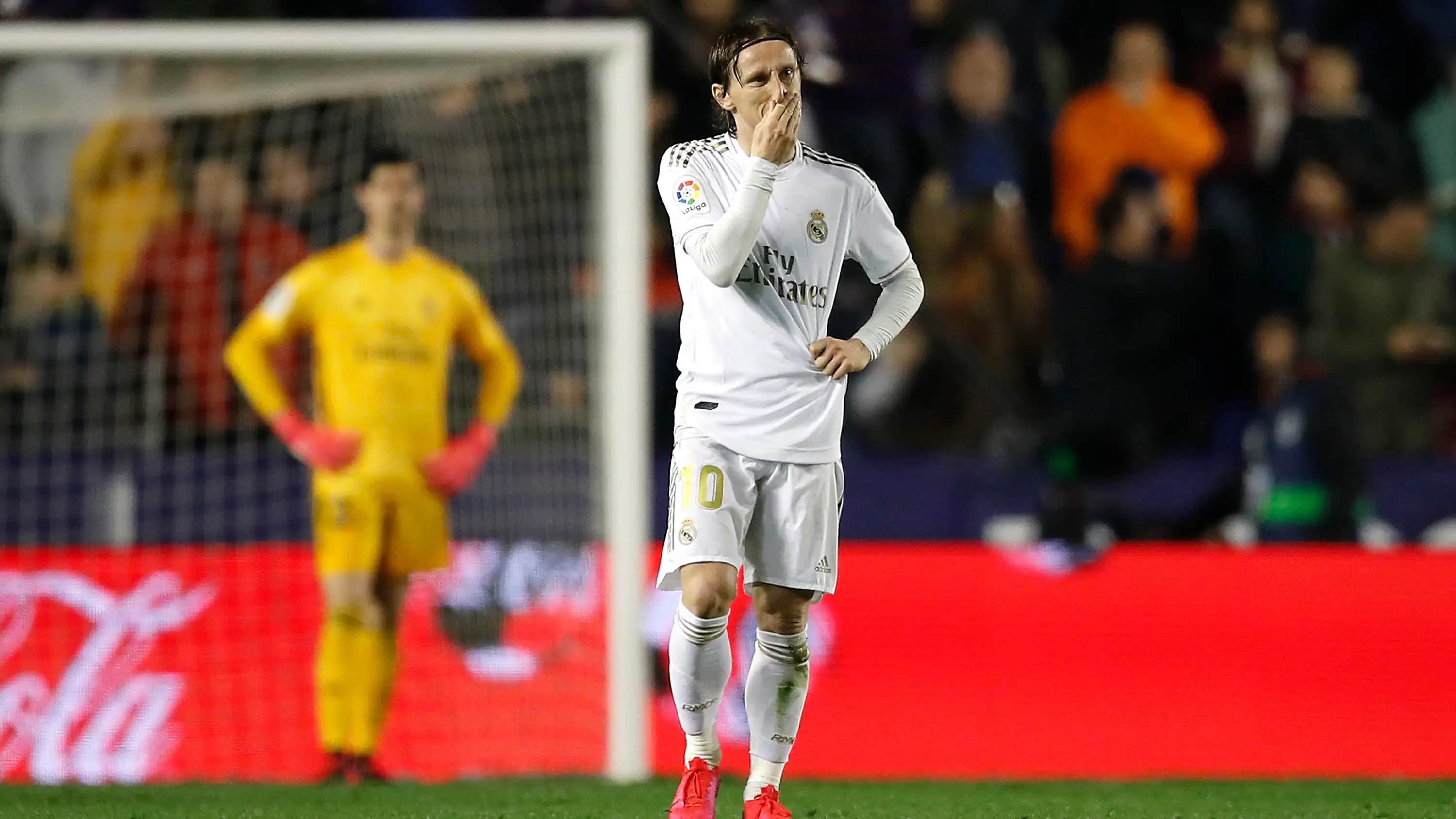 Modric se lamenta tras el gol del Levante Modric se lamenta tras el gol del Levante