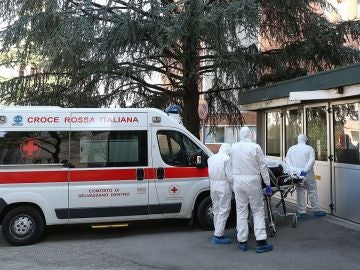 Imagen de una ambulancia a las puertas del Hospital de Padua, al norte de Italia