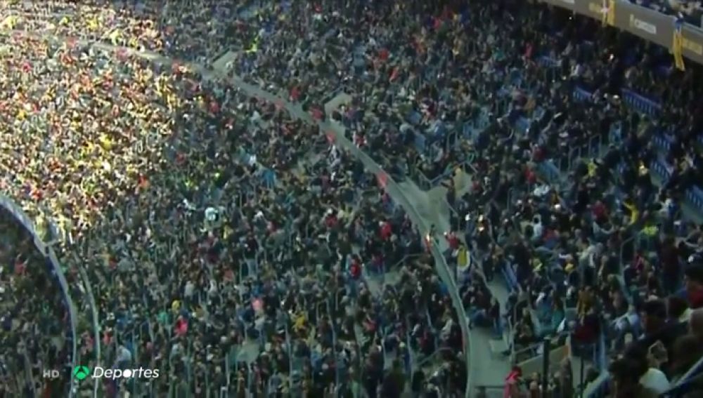 Tremenda pañolada y gritos de "Bartomeu dimisión" en el Camp Nou contra su presidente