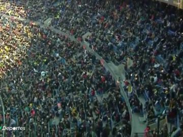 Tremenda pañolada y gritos de "Bartomeu dimisión" en el Camp Nou contra su presidente
