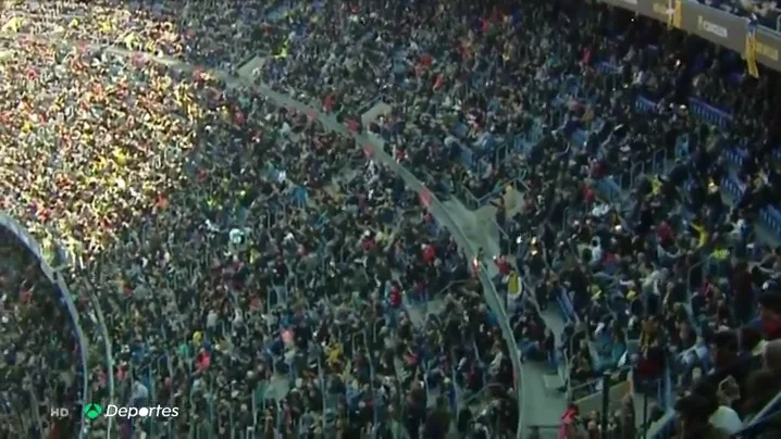 Tremenda pa&ntilde;olada y gritos de "Bartomeu dimisi&oacute;n" en el Camp Nou contra su presidente