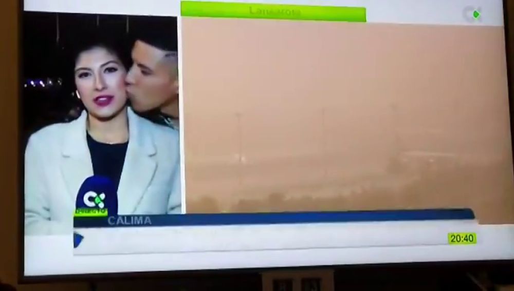 Un joven besa a una de Radio Televisión Canaria mientras informaba en directo